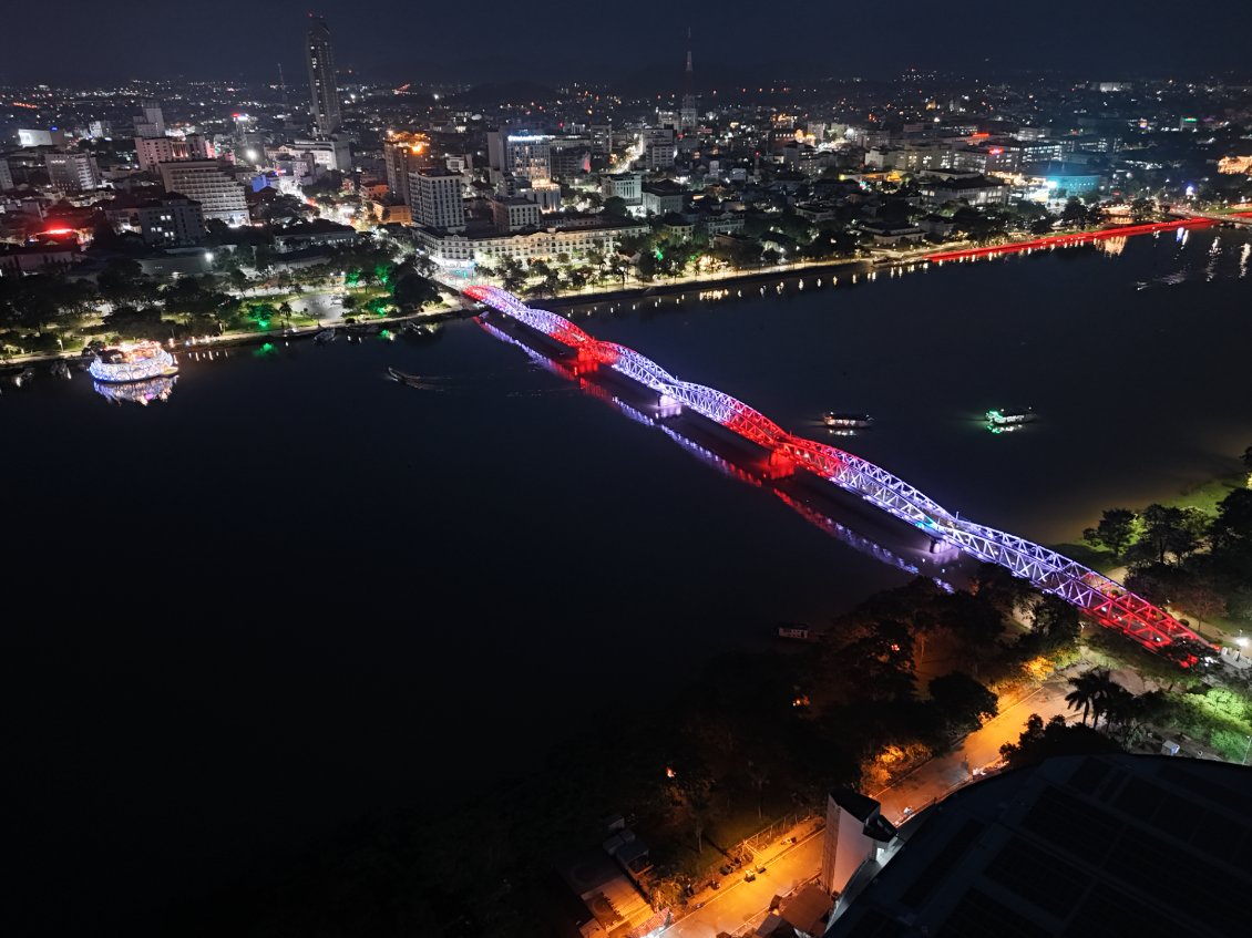 J27. Hue est une ville moderne. Et son pont lumineux est un symbole de la ville. Il a eté construit de 1897 à 1899 par l’agence de construction française Eiffel.