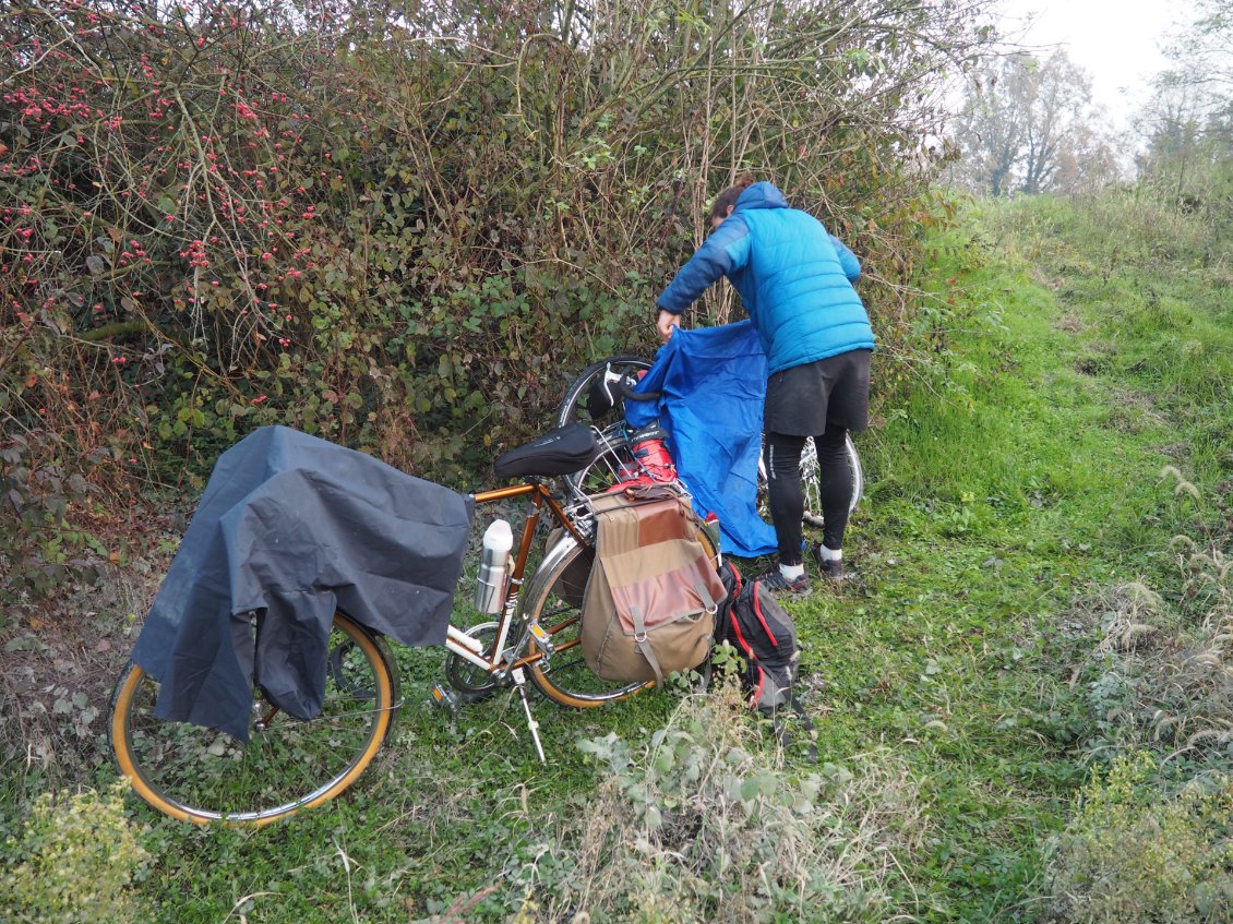 les vélos au garage pour la nuit, je les recouvre des ponchos et enroule les selles avec un sac plastique.