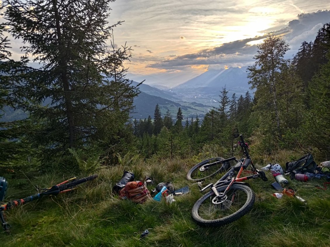 J111 - Bivouac tranquille et discret avec des quantités de myrtilles entre le Bockstalllift et le col de Loassattel.