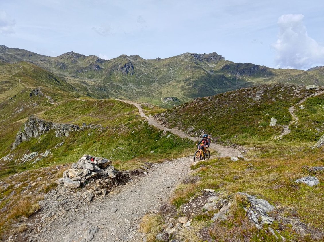 J112 - Arrivée au Sidanjoch, trop court tronçon très agréable à rouler !