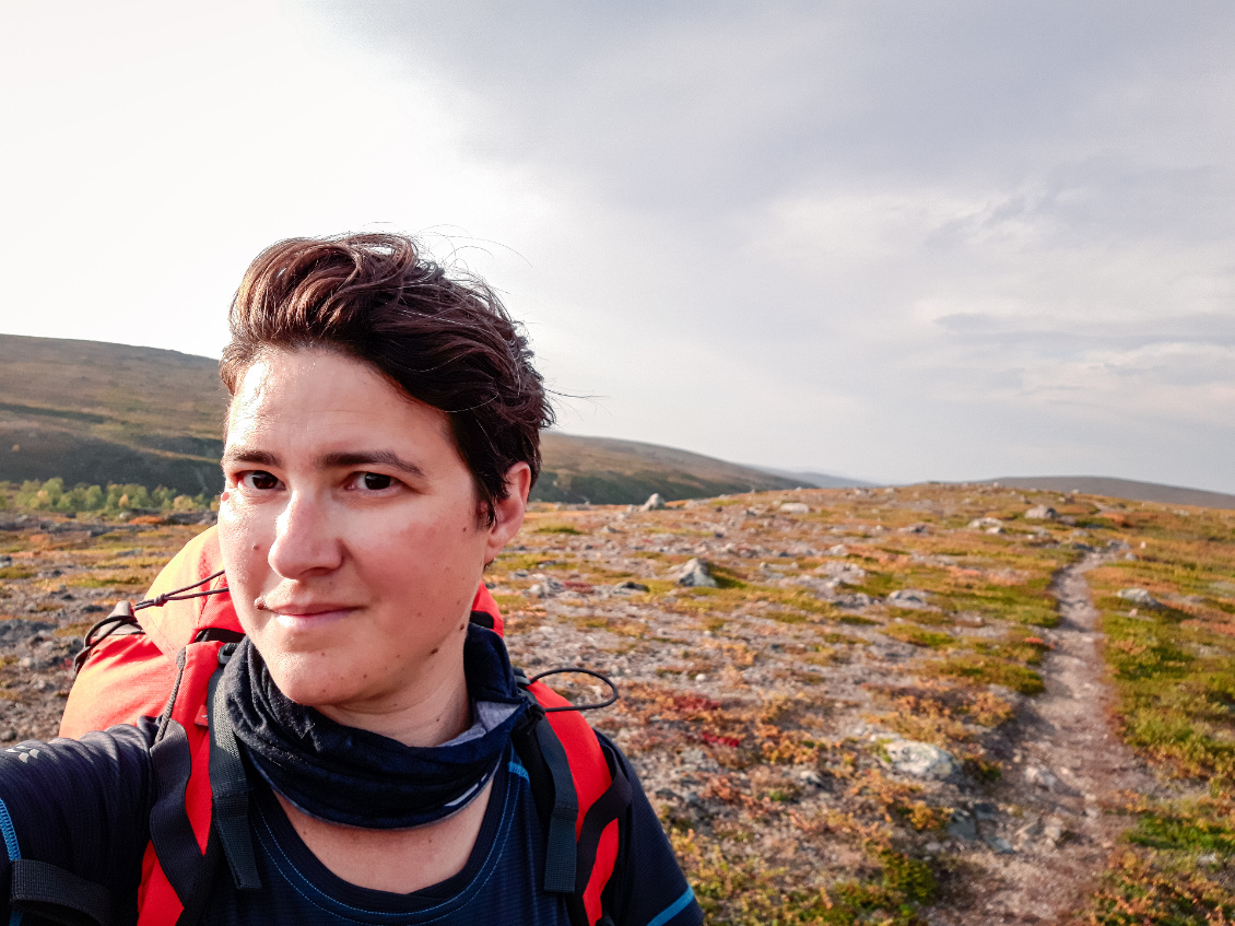 Ça décoiffe !
Autoportrait au vent d’automne soufflant sur la toundra.