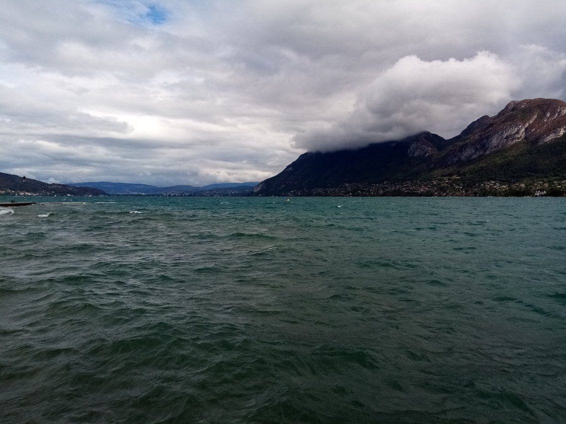 Lac d'Annecy sous un temps mitigé.