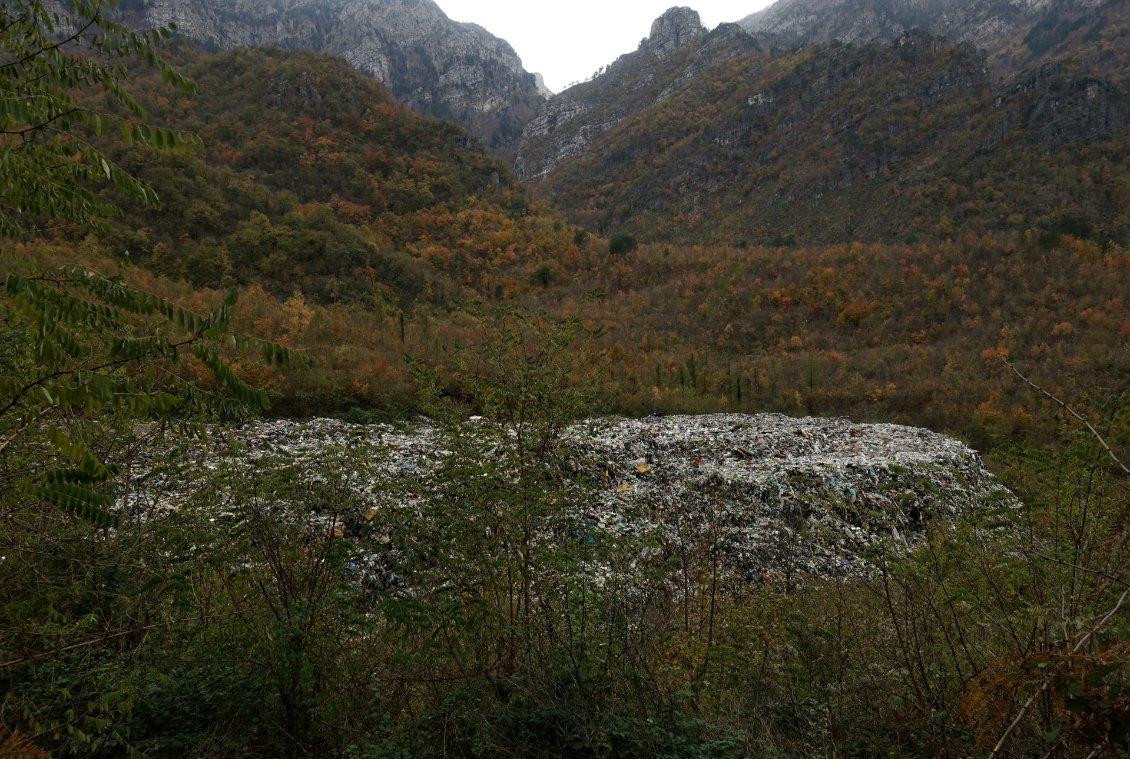 Une décharge publique dans les montagnes à 10km avant Jablanica. Je vois le camion faire des allers-retours entre la ville et la décharge. Quand je jeterai mes quelques déchets dans une poubelle de la ville, ils reviendront donc ici. Lorsque le camion repart, les chiens errants et les corneilles viennent se disputer la nourriture du nouvel arrivage. Il y a sinon régulièrement des petites décharges improvisées partout dans la nature, au bord des cours d'eau, à la sortie des villages. Je tiens à souligner que si cela surprend, choque, ou questionne notre rapport à ce qu'on appelle "l'environnement", les pays plus riches et peut-être plus propres en apparence, ont bilan carbone par habitant bien plus élevé dont les impacts sur l'environnement, l'humain et la vie, sont bien supérieurs, avec certes une inertie, mais que l'on connait très bien.