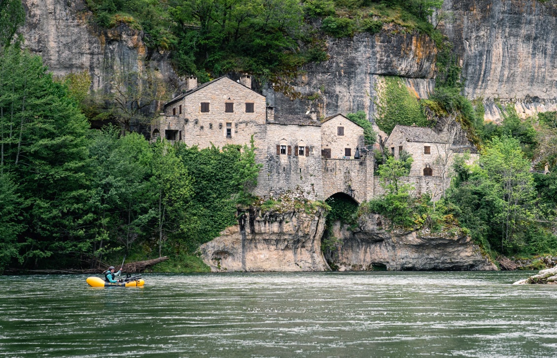 Castelbouc, hameau littéralement accroché à la falaise.