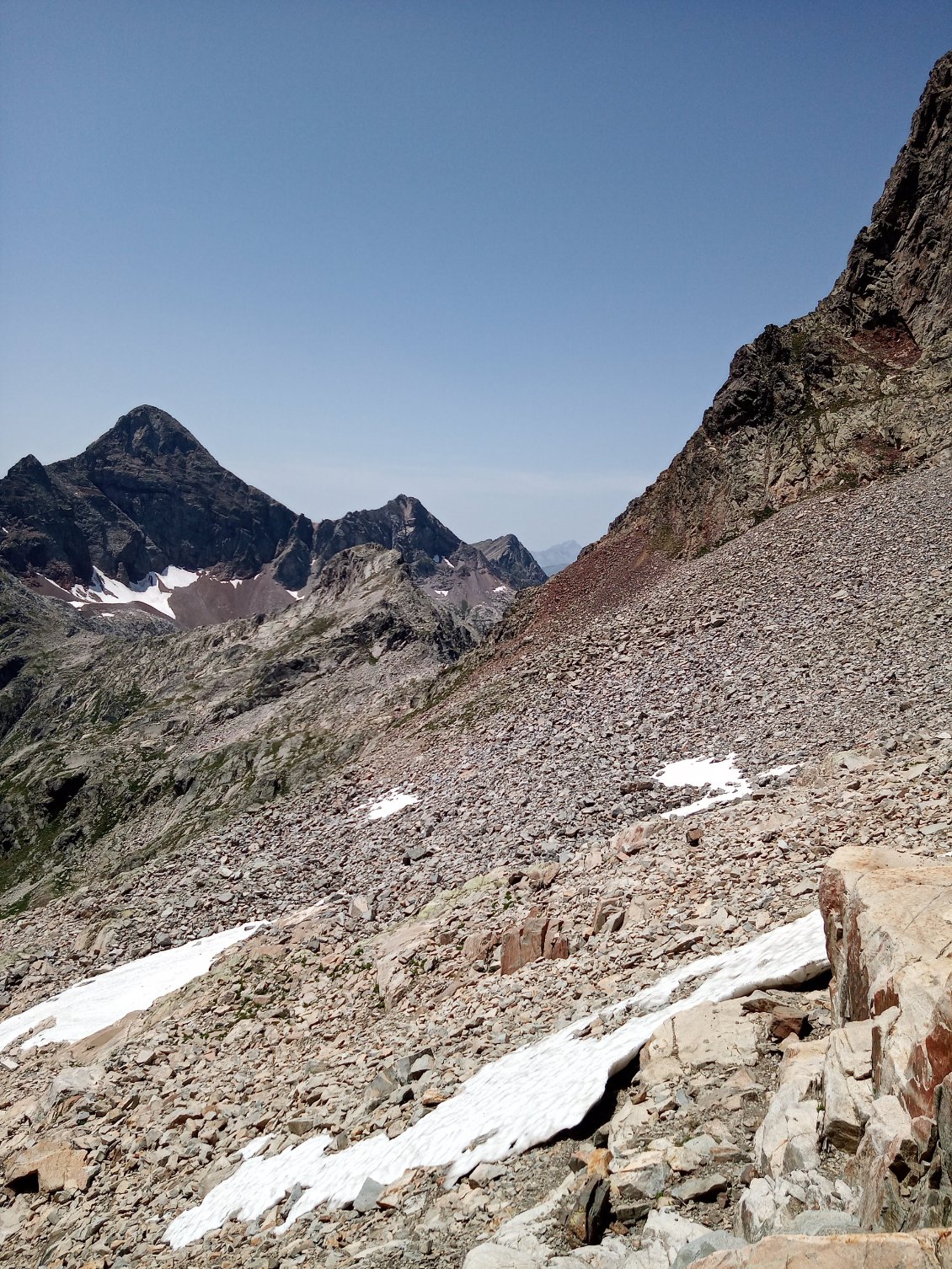 Vue sur le pierrier fin ( partie marron) et le col du Palas, depuis la monté au port.