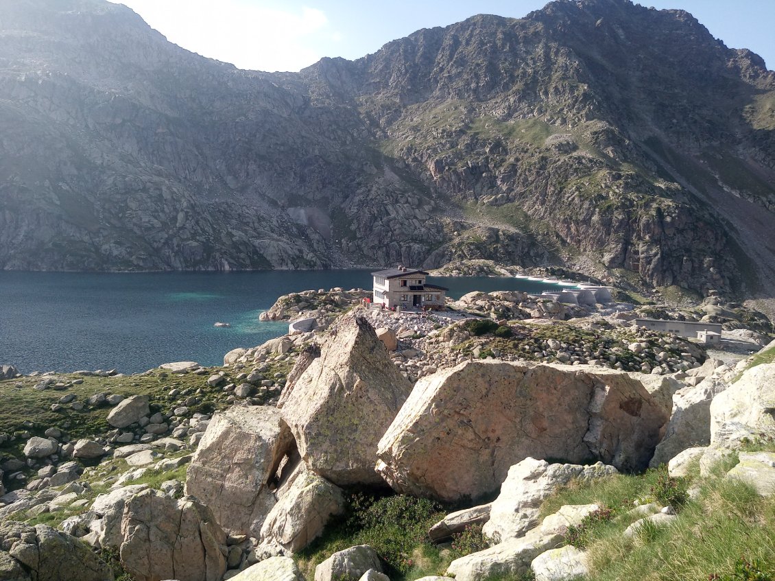 Refuge de migouelou depuis l'emplacement de bivouac.