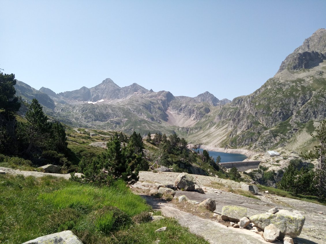 Arrivée sur Artouste et vue sur la monté vers le col d'Arrious ( en fond à droite du pierrier).