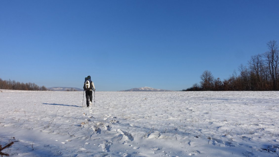 Au loin, le grand balkan, les montagnes qui marquent la frontière avec la Bulgarie, le prochain pays sur ma route.