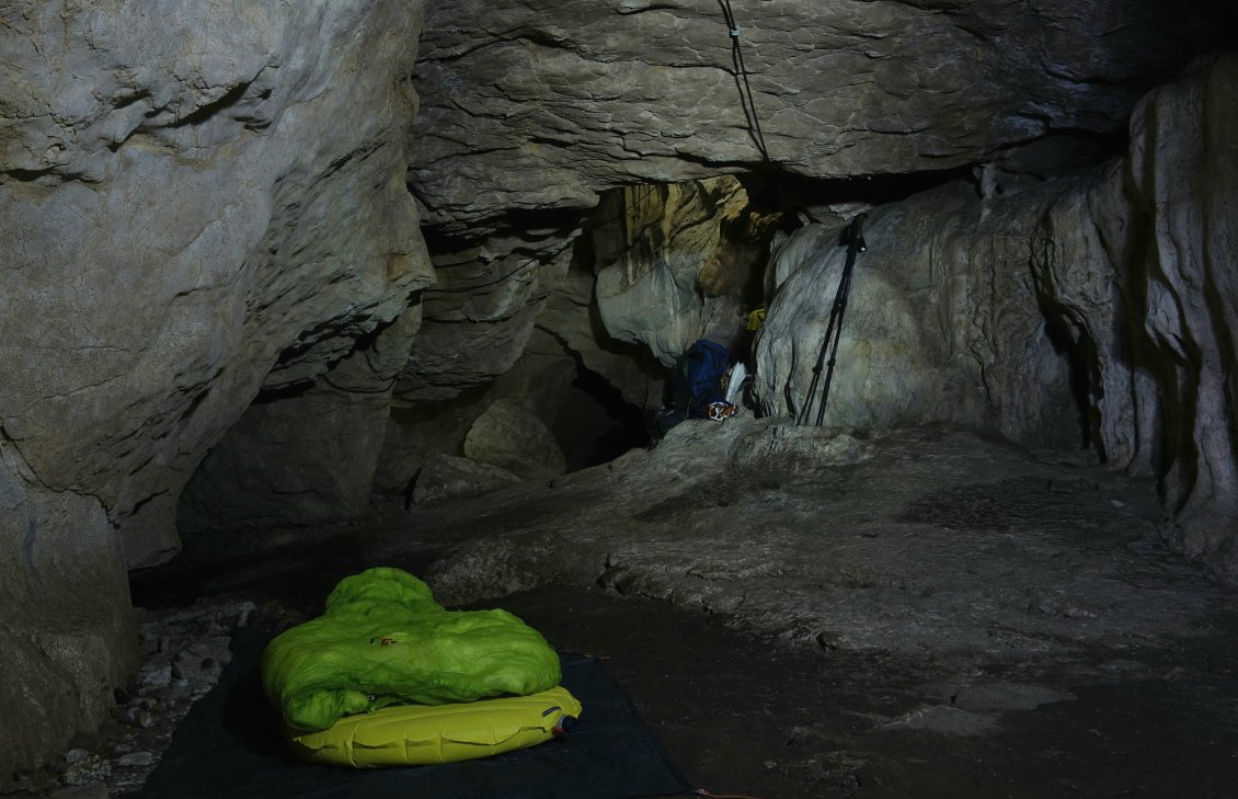 Super bivouac dans la grotte de Sesalačka. -12°C à l'extérieur, +3°C à l'intérieur.