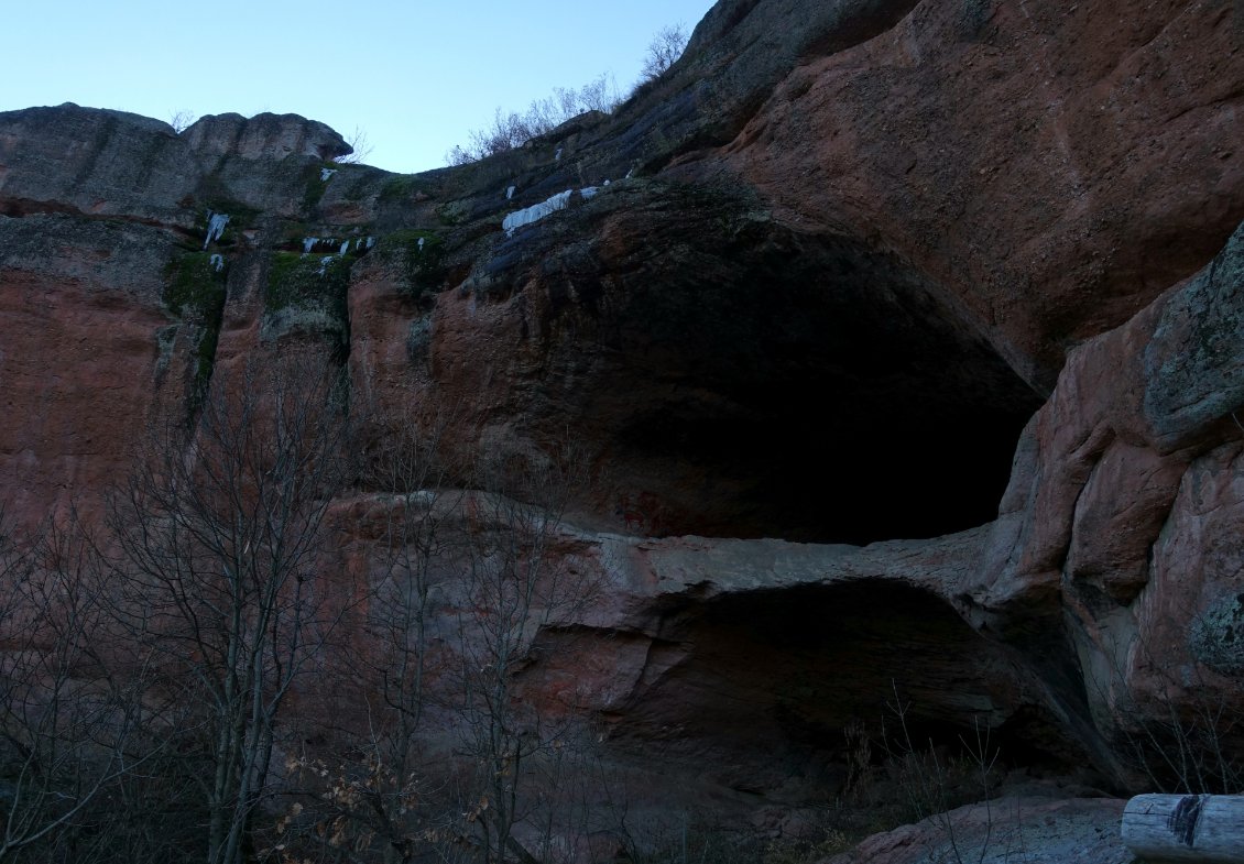 Grotte de luxe : deux étages, un grand hall du bois à proximité, et une vue sur les pierres de Belogradchik. Je passe la soirée et la nuit en compagnie de chauves-souris.