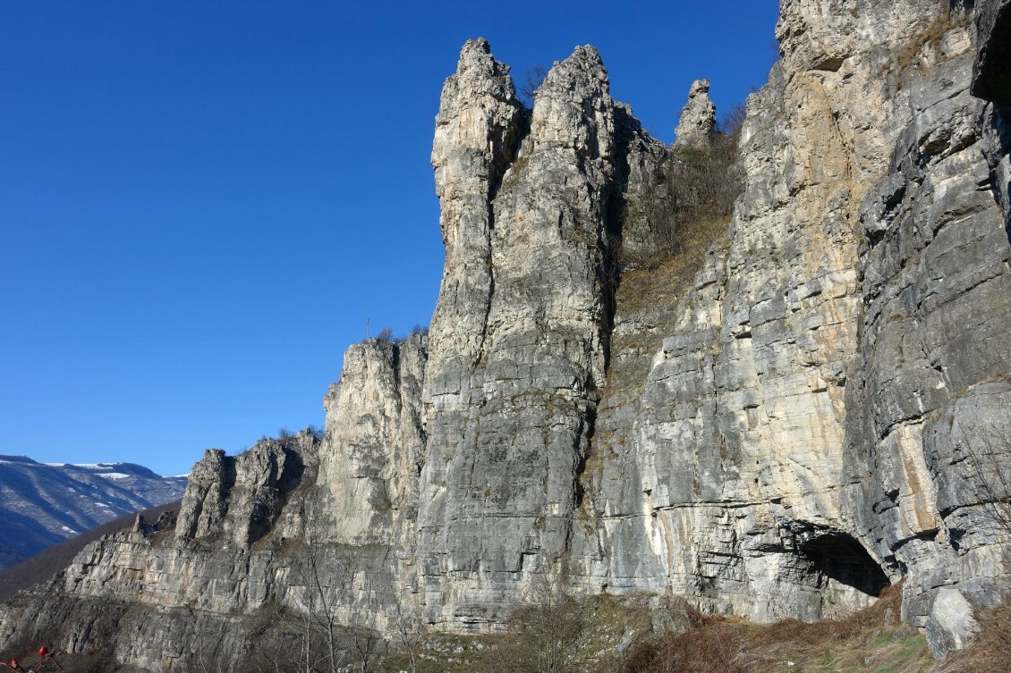 Une nouvelle grotte en plein dans les falaises m'offre un autre bivouac de luxe. Toujours un grand hall pour dormir, et cette fois une vue sur le village en contrebas ainsi qu'une logue galerie à explorer à l'intérieur.