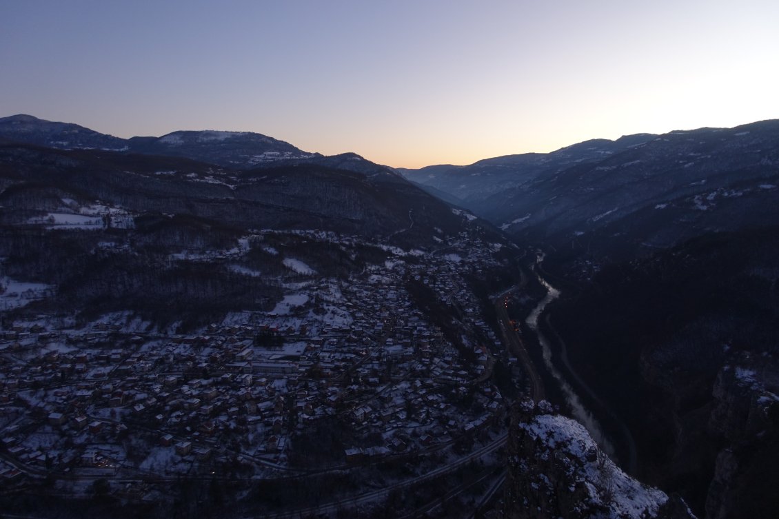 Vue sur Lakatnik depuis le haut de ses falaises.