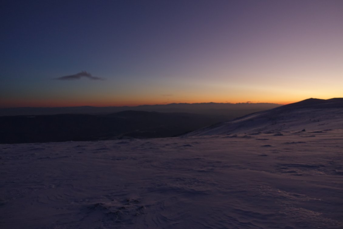 Encore un magnifique coucher de soleil dans un vent de folie, avant une descente nocturne dans l'épaisse poudreuse des forêts exposées face nord.