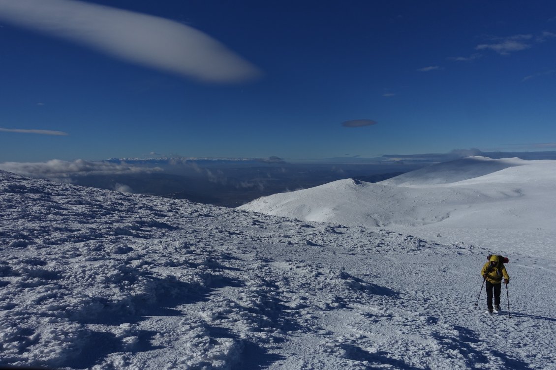 Autour des 2000m, la crête parfois large, parfois abrupte, est une longue étendue de neige et de glace.