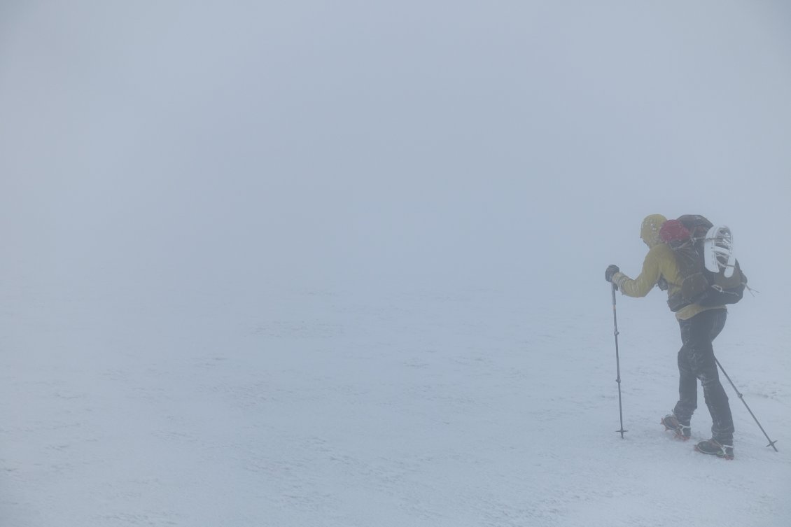 Dix minutes plus tard, c'est le le white-out. La neige, la brume et le ciel ne forment qu'un. Nous marchons la plupart de la journée avec quelques mètres du visibilité dans cet univers opaque mais éblouissant.