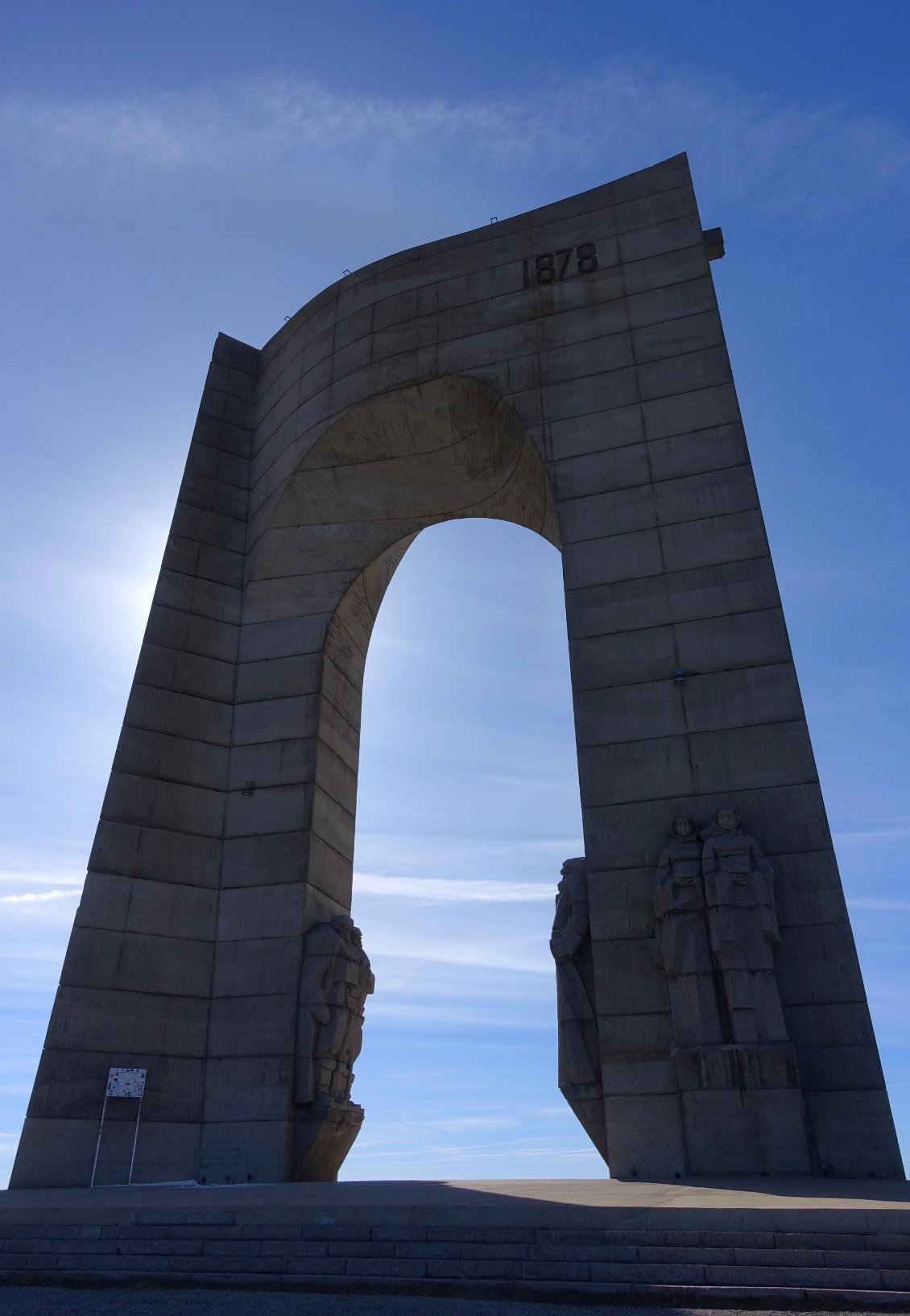 L'arche de la liberté, un grand monument en béton construit en hommage aux troupes russes et soviétiques dans la guerre avec l'empire ottoman et la seconde guerre mondiale.