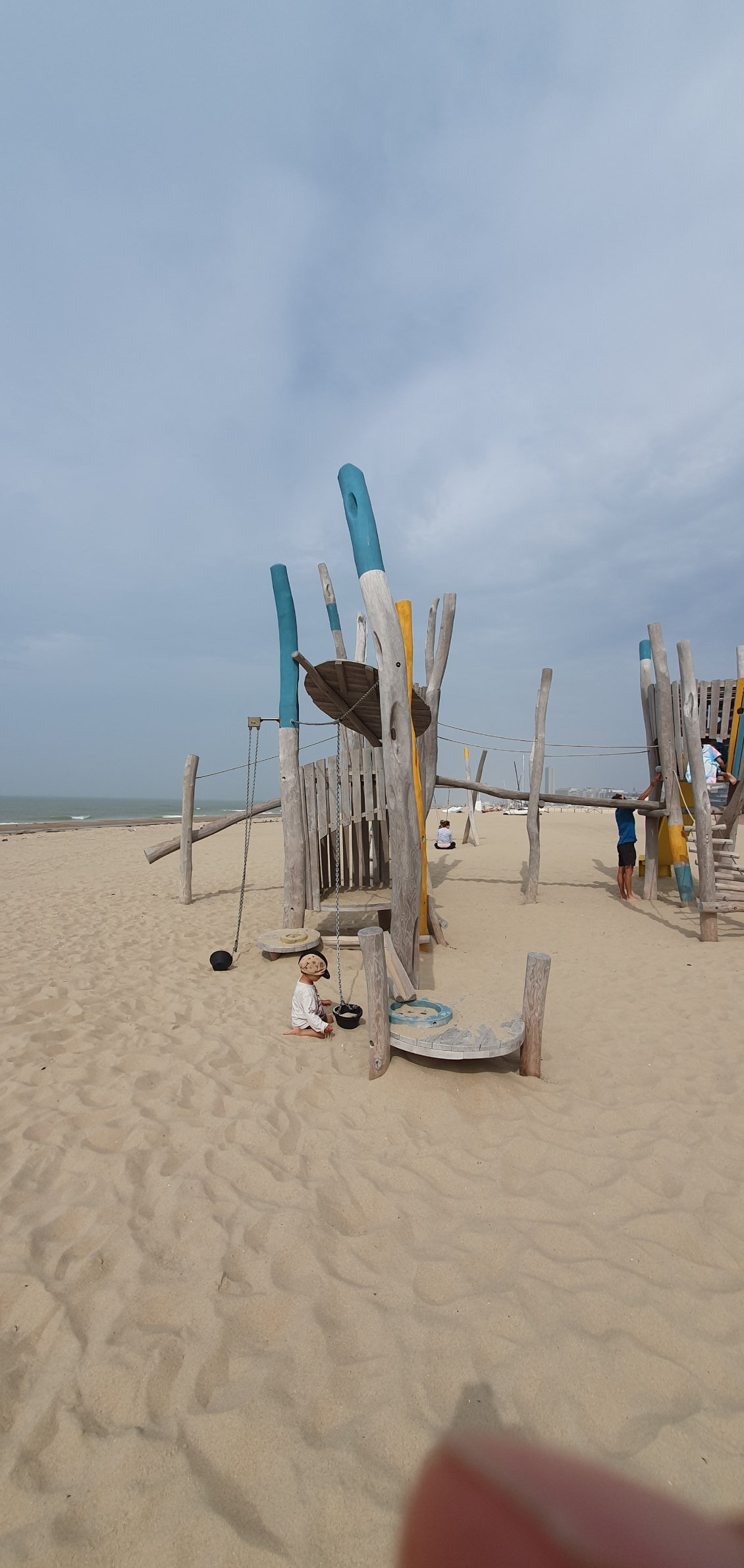 La bas, il y a des aires de jeux pour enfants partout sur la plage, un vrai plus pour les enfants.