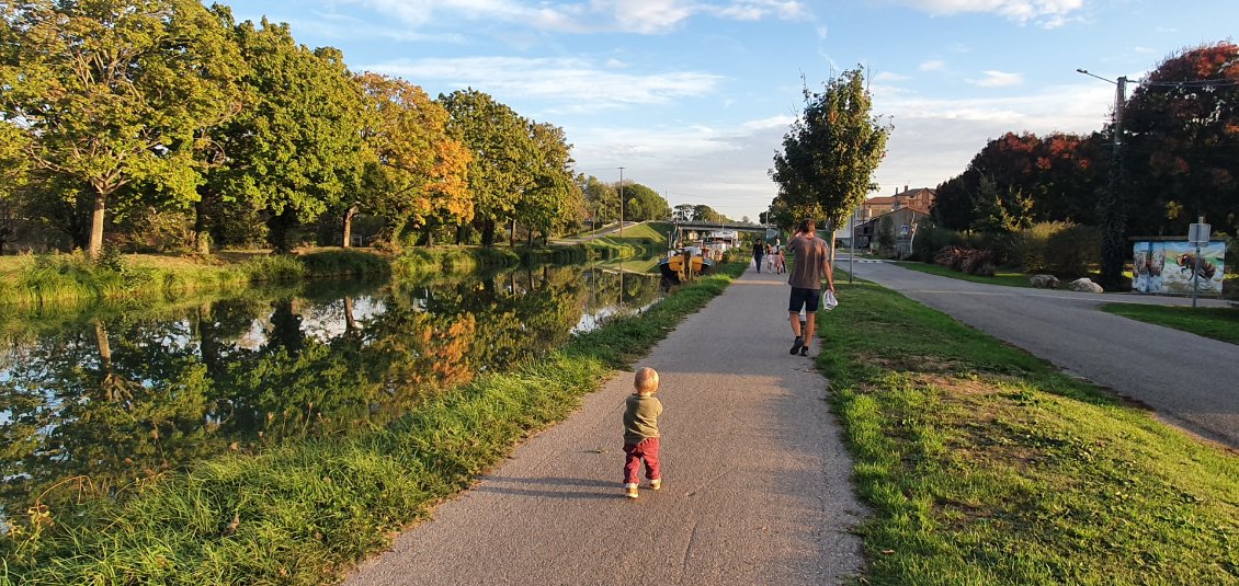 balade à pied, ça detend les jambes et c'est rigolo de courir après les enfants. Ils sont heureux de découvrir de nouveaux endroits tous les jours.