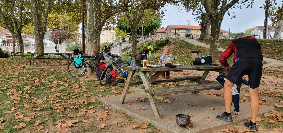 les repas le midis sont souvent le long du canal, si possible proche du aire de jeux. Les petits s'amusent et nous on fait a manger.