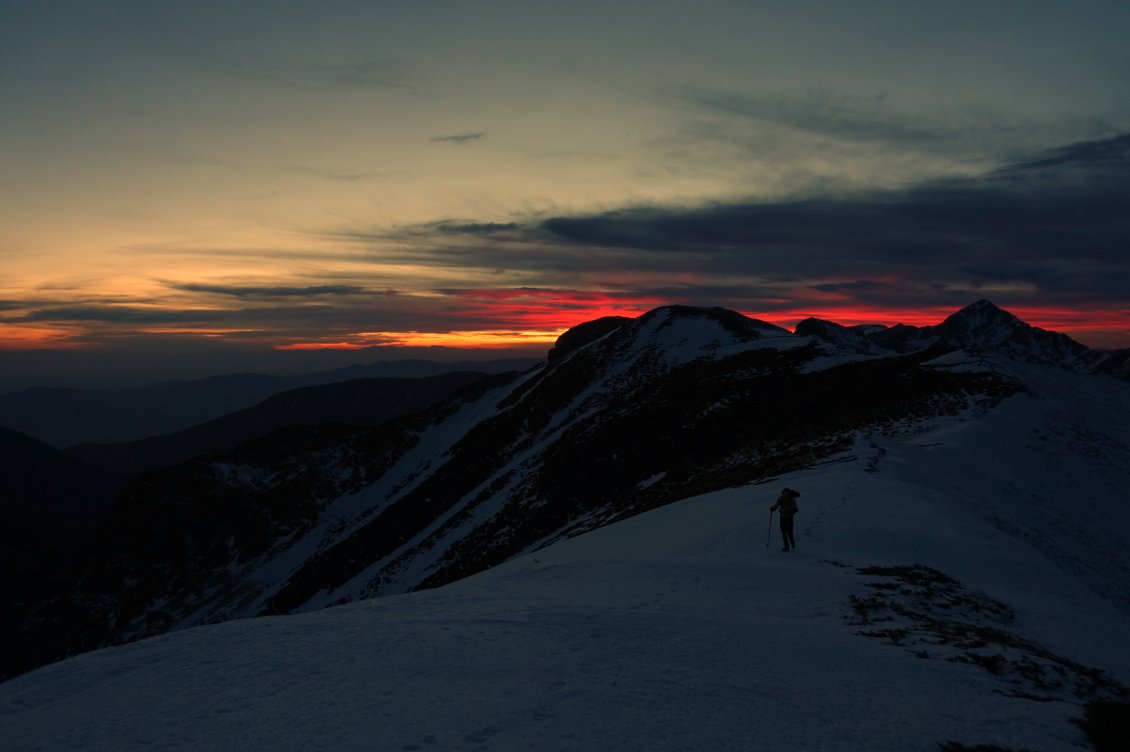 Nous finissons une journée éprouvante par un généreux coucher de soleil, puis par une marche nocturne sur ce qui semle être un désert de neige et de glace.