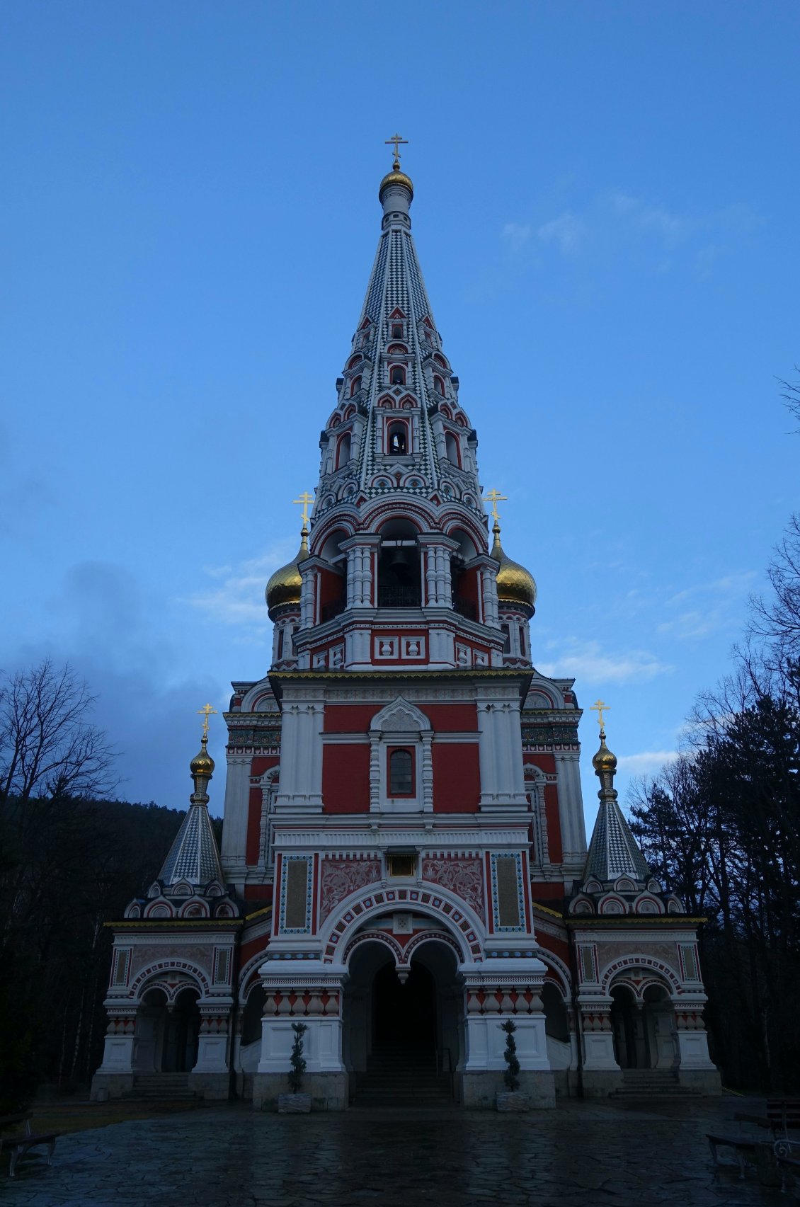 Le monastère orthodoxe de Shipka, construit en mémoire de la bataille du col de Shipka, où les troupes bulgares et russes repoussèrent les forces turcs en 1878, ce qui aboutira à l'indépendance de la Bulgarie qui était sous occupation ottomane.