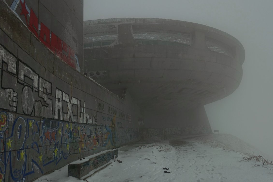 Le Bouzloudja, immense bâtiment en béton en forme de soucoupe volante, ancien centre des congrès du parti communiste, construit en haut d'une montagne, inauguré en 1981, et abandonné en 1989 à la chute du régime communiste.