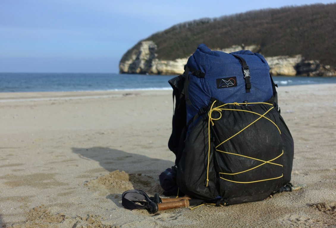 Mon fidèle compagnon que je porte et qui porte tout ce dont j'ai besoin. Tout le temps sur mon dos comme l'extension de mon corps, il fait un peu partie de moi après une année ensemble à travers l'Europe.