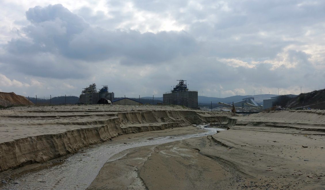 Une des fréquentes mines de sable au bord de la mer noire.