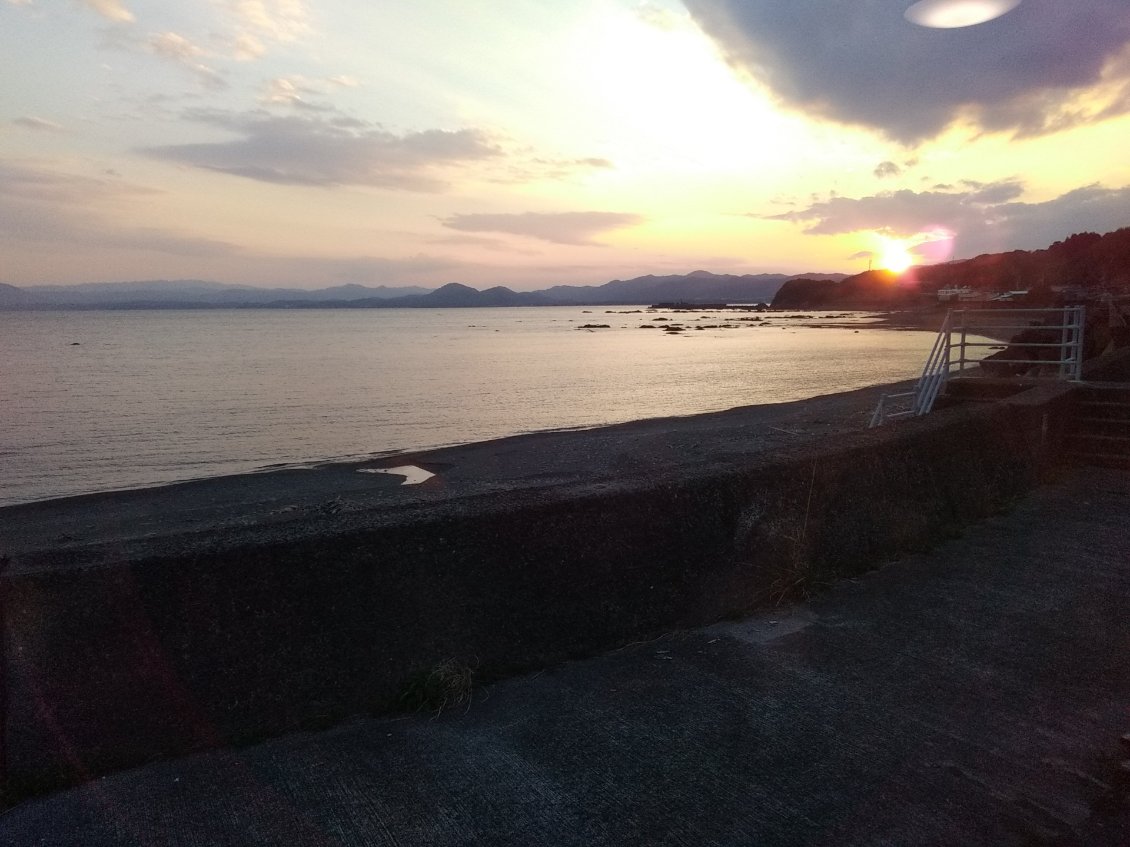 Dîner avec ce paysage. Elle est pas belle la vie!