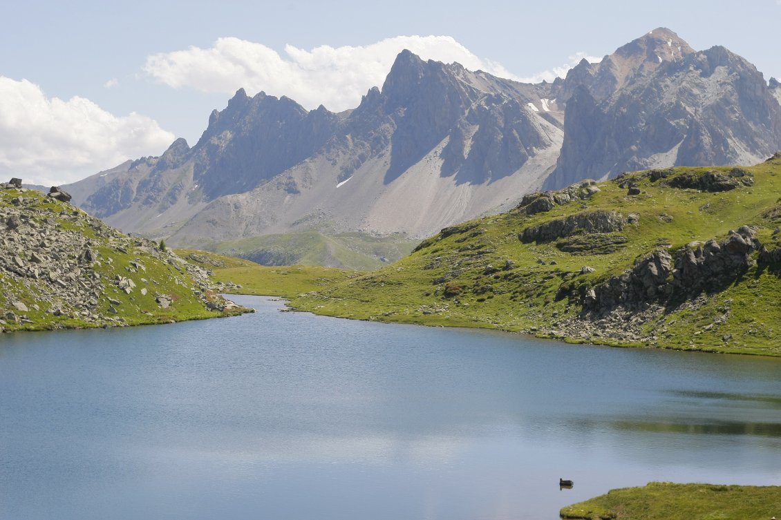 Névache est connu pour sa richesse en lacs, ici le lac Long.