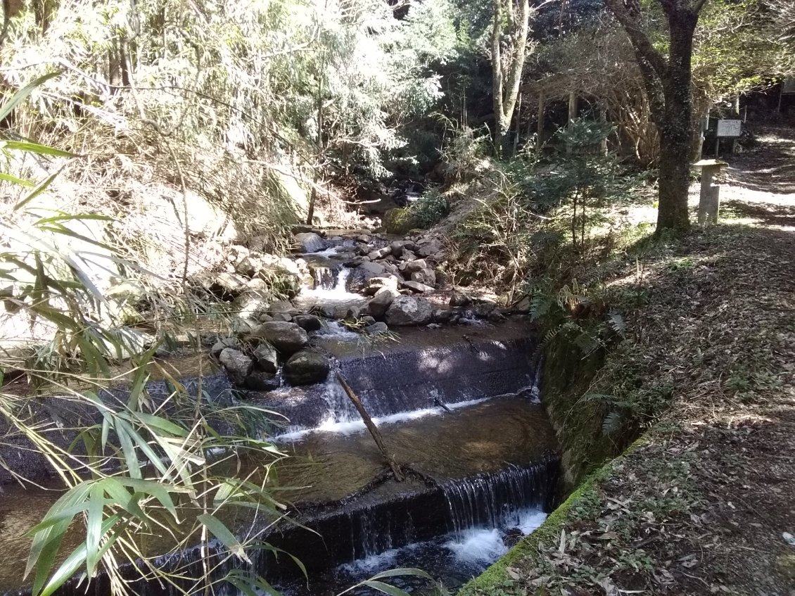 C'est tjrs agréable de trouver des abris comme ici au bord d'un ruisseau.