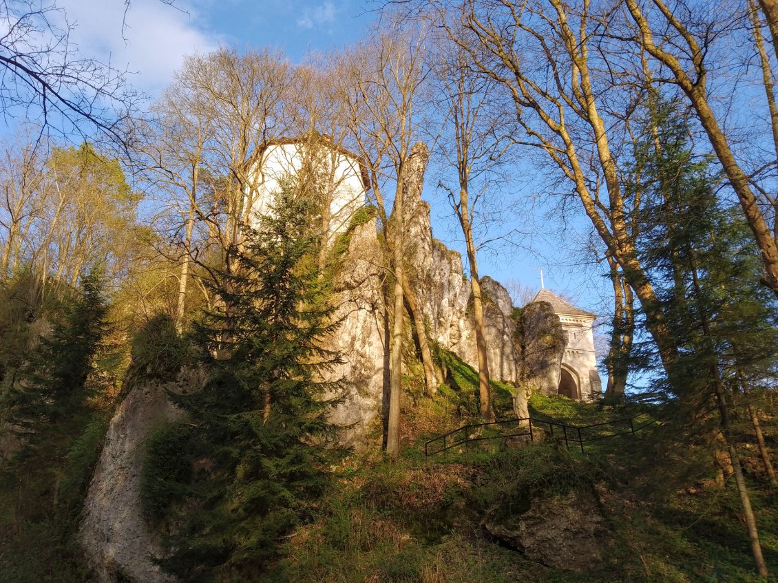 Le château rénové aujourd'hui et camouflé sur sa colline.