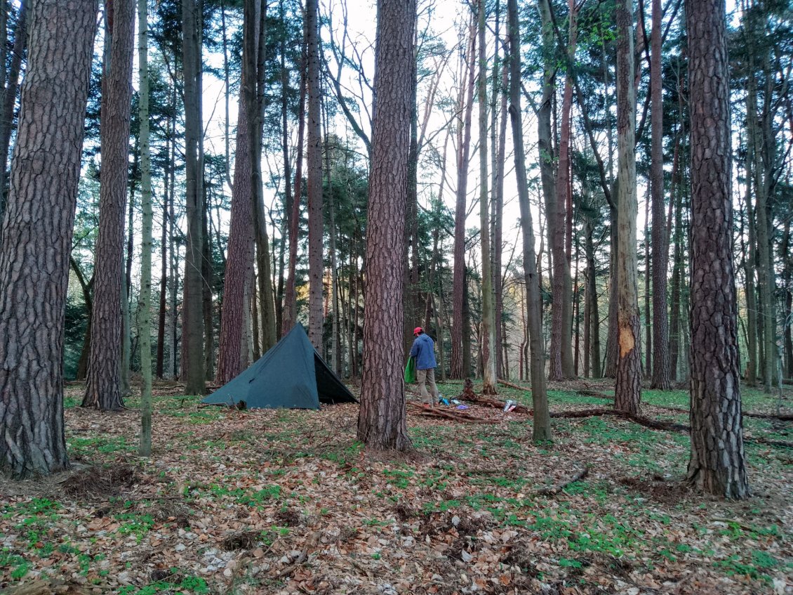 Premier bivouac, notre montage favori avec ce tarp. Le tipi nous permet d'avoir un large espace intérieur.