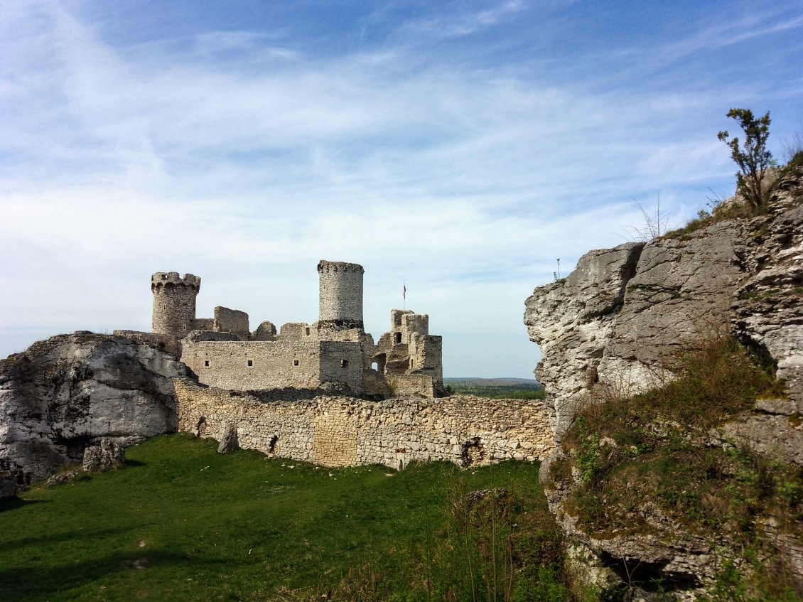 L'immense château fort d'Ogroszieniec.