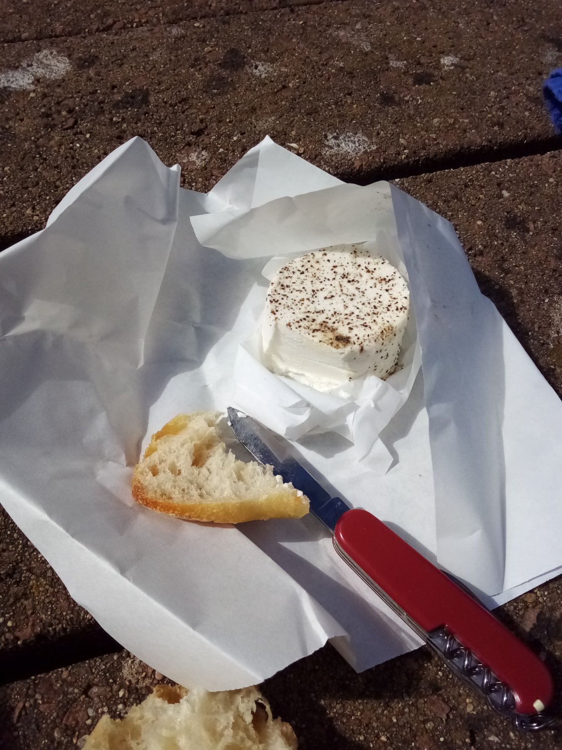 Excellent ce petit chèvre frais au poivre du marché.