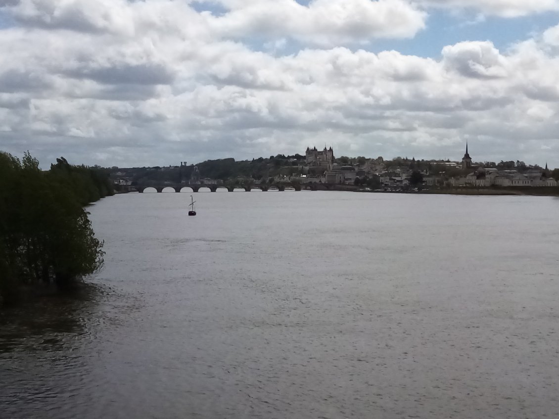 Saumur à l'horizon ! Avec un sacré vent de face sur le pont.