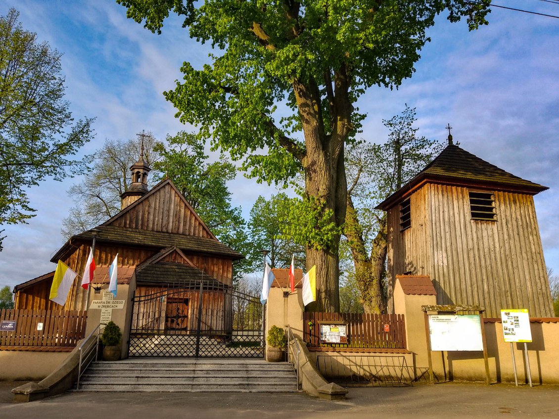 "Parafia św. Idziego w Zrębicach" - Église datant d'avant le 13ᵉ siècle.