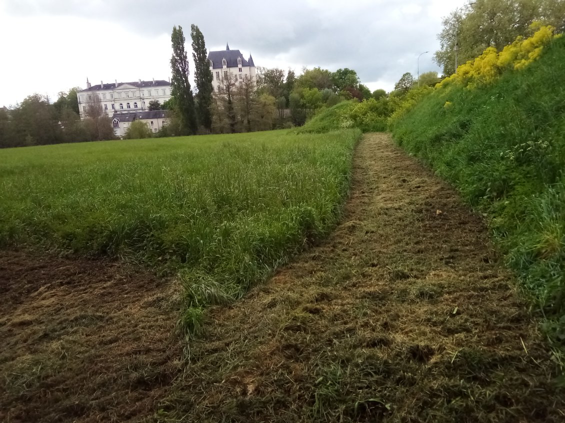 Des travaux sous un pont, route coupée. J'improvise une déviation.