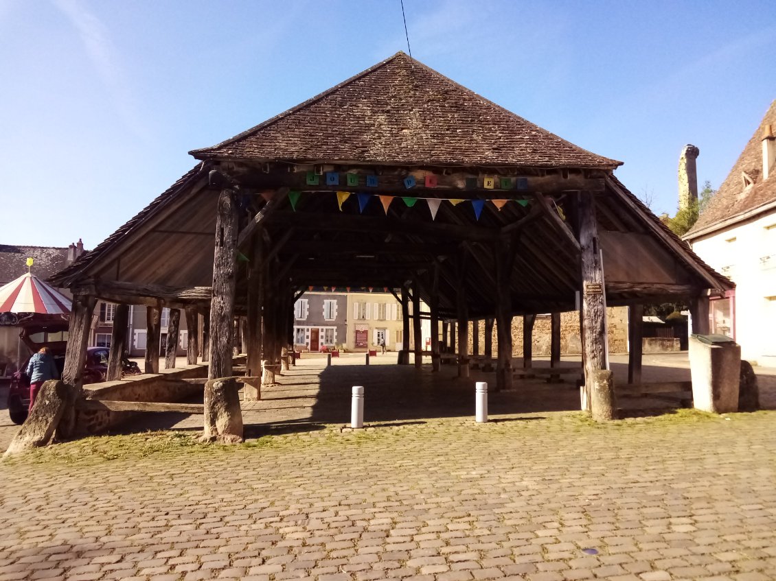 Les belles anciennes halles de Ste Sévère.