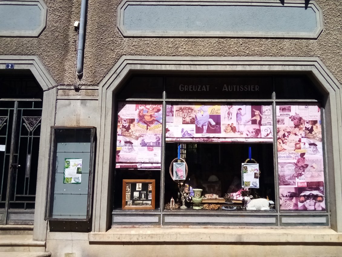 Vitrine bien kitch. J'apprécie particulièrement ce mouton patriote. Y aurait-il là un message ?