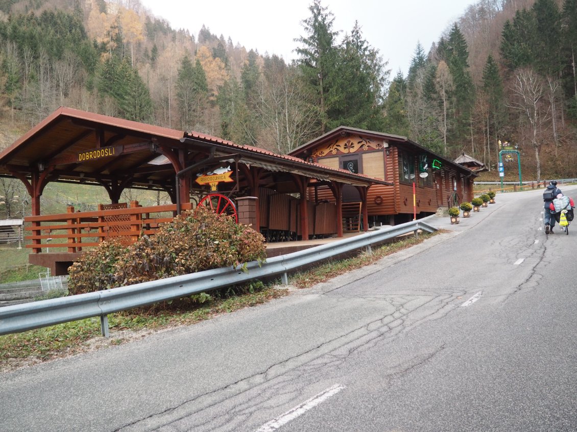 Restaurant de truites grillées malheureusement fermé.