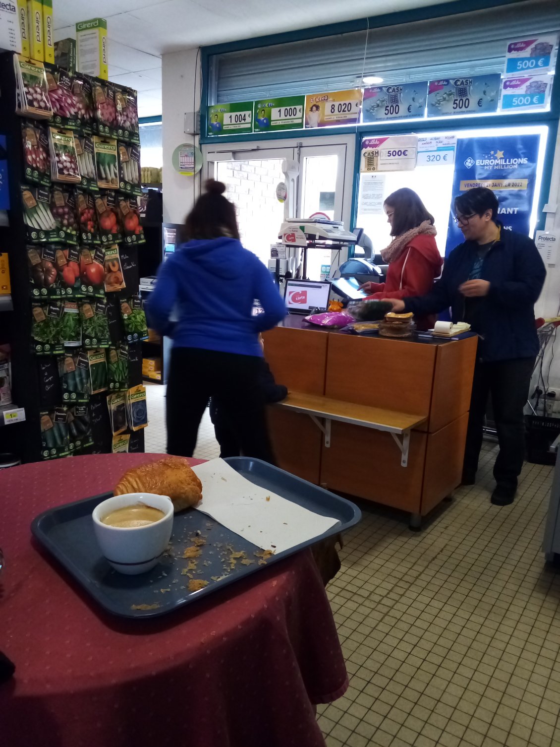 Bénies soient les petites épiceries de village avec une machine à café !