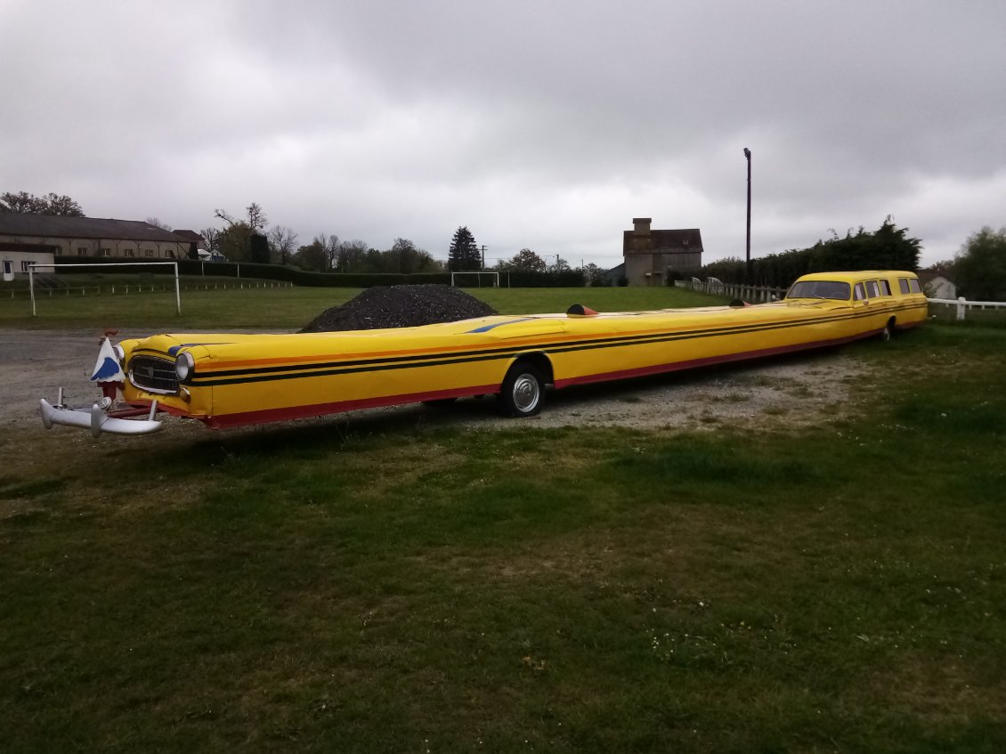 Et bien j'ai quand-même réussi à dégoter la voiture à double essieux la plus longue du monde !! Ici !