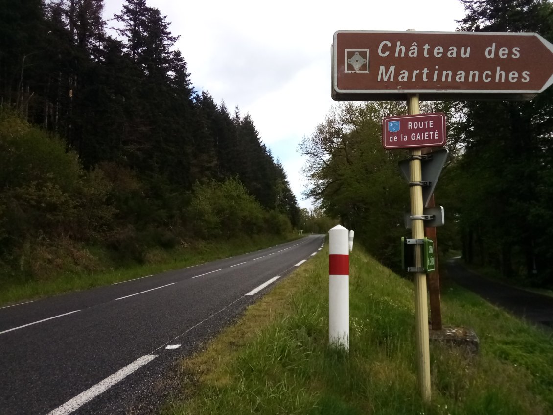 Dans la trèèèès longue côte qui me conduit au chaud chez Hélène. Les poseurs de pancartes ne manquent pas d'humour dans la région.