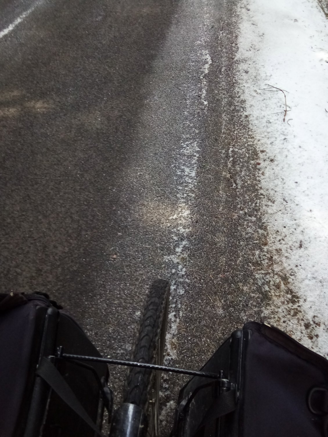 Holala, la route est verglacée ici ! Je pousse le vélo en faisant très attention. (Camille, il ne faudra pas oublier de faire la même chose pendant 2 mois ! 😁)