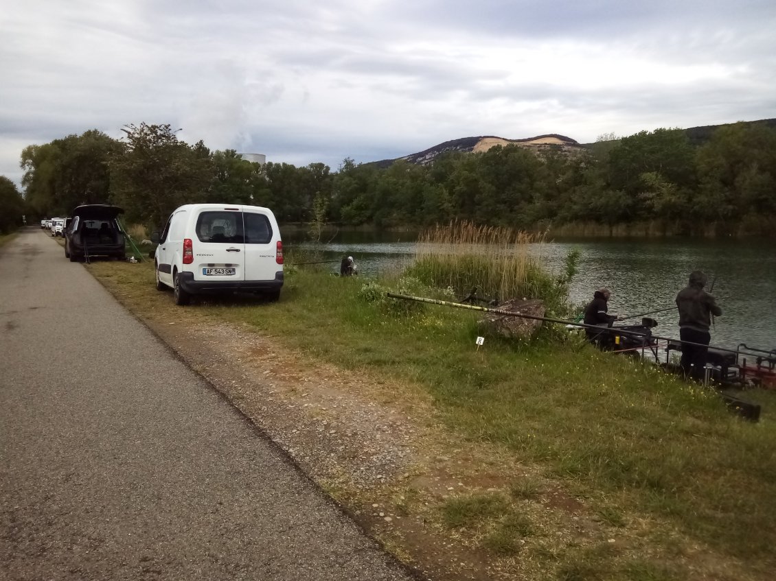 C'est samedi, les berges s'emplissent de pêcheurs.