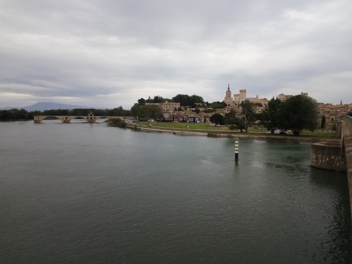 Avignon !! Avec le pont sur lequel "On y danse, on y danse !".