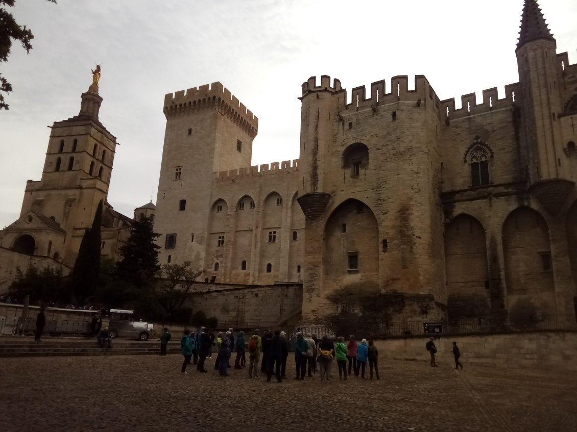 Bon je suis nul pour les panoramiques avec le téléphone, le magnifique Palais des Papes sera donc en deux images. La première...