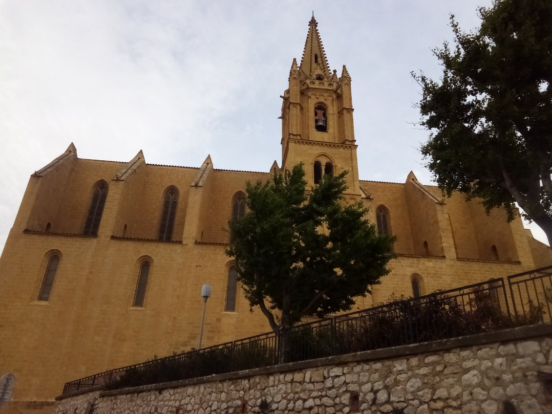 L'austère mais néanmoins sublime Collégiale St Laurent. Je mange à ses pieds (de la collégiale, pas de St Laurent, un peu d'hygiène tout de même).