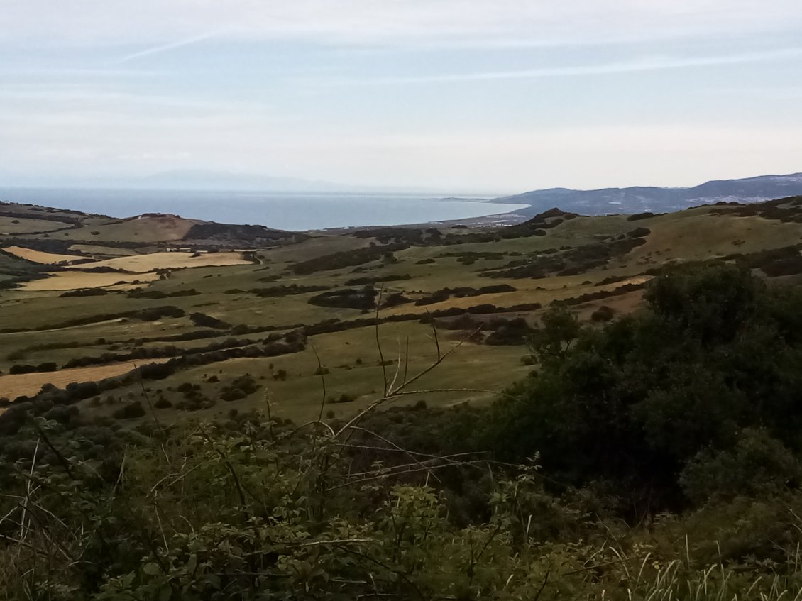 J'emprunte une petite route fermée. La Corse se devine en arrière-plan.